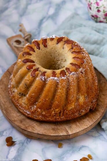 Recette du traditionnel kougelhopf alsacien, avec des raisins, des amandes et un sirop de Kirsch !