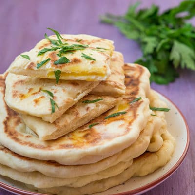 Recette facile de Naans fromage (cheese naan), recette des pains indiens, idéal en accompagnement de curry !