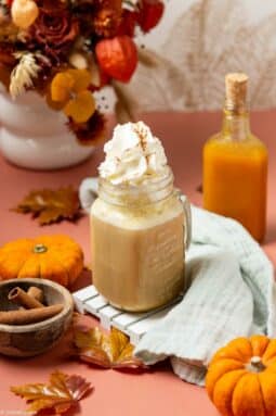 Recette de Pumpkin Spice Latte comme chez Starbucks, avec un délicieux sirop de citrouille épicé !