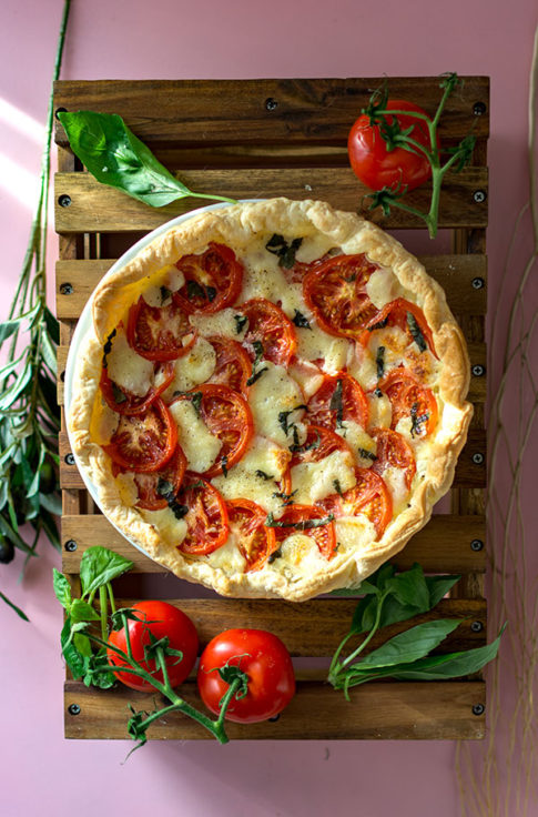 Recette De Tarte Tomates, Mozzarella, Basilic | Recettes Faciles ...